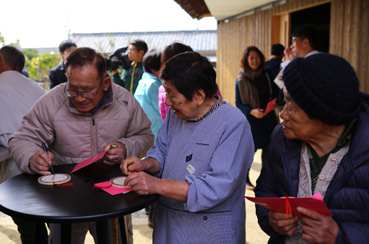 作品の一般公開を前に、豊島島民内覧会を開催しました。
