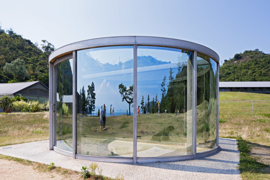 変わりゆく風景、変わらない作品。ダン・グラハム「平面によって２分割された円筒」